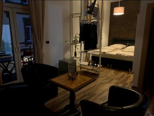 ein Wohnzimmer mit einem Bett, einem Tisch und Stühlen in der Unterkunft Fashion Villa in Bad Nauheim