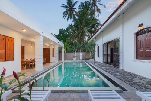 una piscina en el patio trasero de una casa en Idda Boutique Villa - Four Bedroom Luxury Villa with Private Pool Near the Beach, en Ahangama