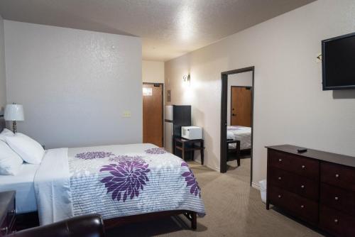 En eller flere senge i et værelse på Premium Inn and Suites
