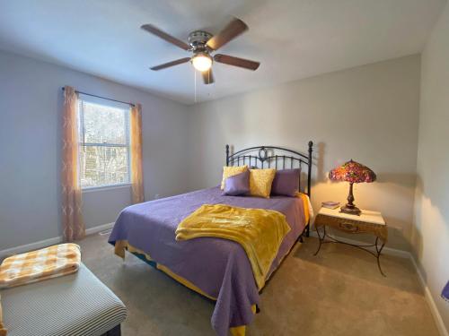 1 dormitorio con 1 cama y ventilador de techo en Elizabeth Rd House by Palmetto Vacations en Myrtle Beach