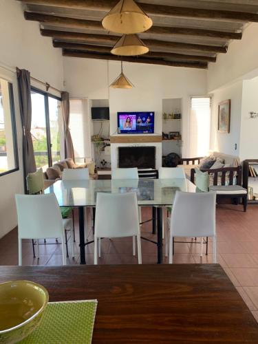 jadalnia ze stołem i białymi krzesłami w obiekcie Estrella de Mar w mieście La Paloma