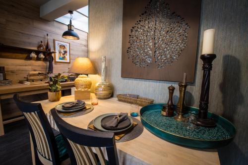 cocina con mesa con sillas y comedor en Cosy Central House with luxury jacuzzi bath, en Hesdin