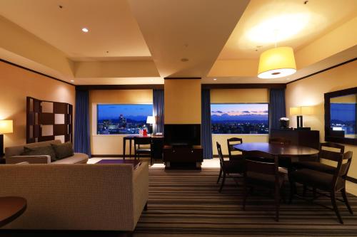 TV a/nebo společenská místnost v ubytování ANA Crowne Plaza Okayama by IHG