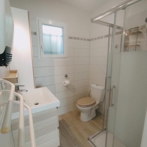 une salle de bain avec toilettes, lavabo et douche dans l'établissement la Villa rouge Ardèche 