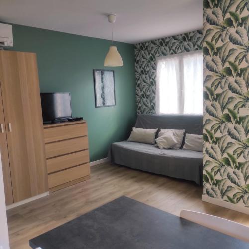 une petite chambre avec un lit et une fenêtre dans l'établissement la Villa rouge Ardèche 