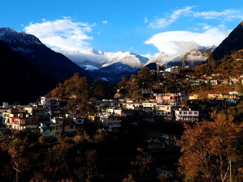a view of a city with mountains in the background at Hotel Ajay Palace in Pīpalkoti