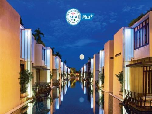 een schilderij van een kanaal tussen twee gebouwen bij Let's Sea Hua Hin Al Fresco Resort in Hua Hin