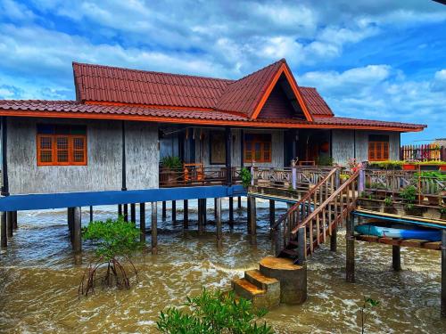 ein Haus mitten in einer überfluteten Straße in der Unterkunft Mangrove House Lanta Old Town in Ko Lanta