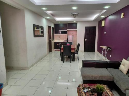 Η κουζίνα ή μικρή κουζίνα στο Indah Alam Condo
