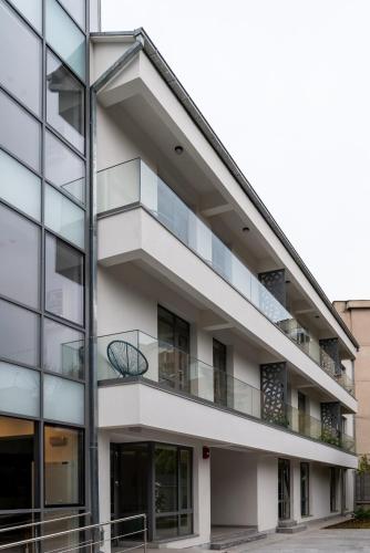 an external view of a building with a balcony at Aparthotel Pietroasa in Buzău