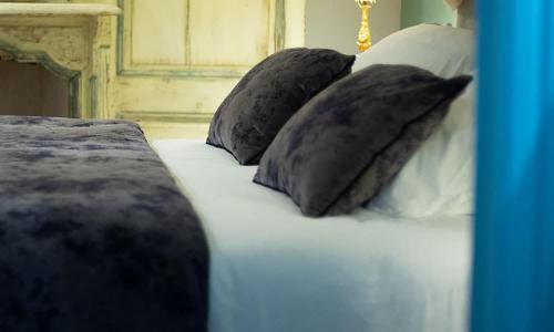 ブローニュ・シュル・メールにあるLe relais de saint Jacquesの- 黒い枕2つ(ベッドルーム内のベッド1台)