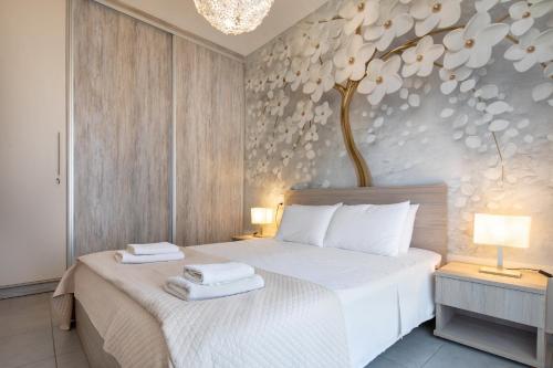 een slaapkamer met een bed met een boom aan de muur bij Casa Gardenia in Chania
