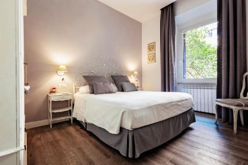 Un dormitorio con una cama grande y una ventana en Vaticano Charming Rooms, en Roma