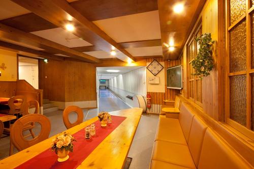 a living room with a long wooden table and chairs at AKZENT Brauerei Hotel Hirsch in Ottobeuren