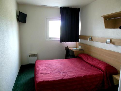 Кровать или кровати в номере Mister Bed Chambray Les Tours