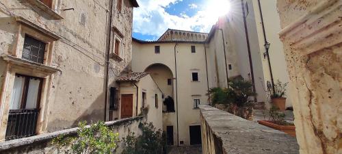 an alley in an old town with buildings at Dormire nel Castello in Pitigliano