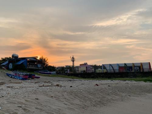 a beach with houses and boats on the sand at Mini BnB in Xiaoliuqiu