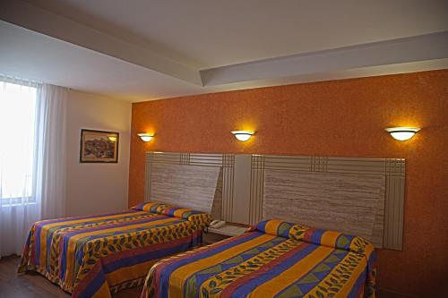 Postel nebo postele na pokoji v ubytování Hotel Cervantes