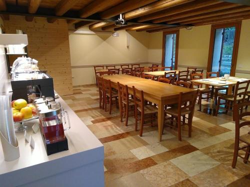 Reštaurácia alebo iné gastronomické zariadenie v ubytovaní Casa sul Fiume County House