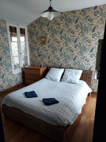 - une chambre avec un lit et des serviettes bleues dans l'établissement Chez DIEGO Maison indépendante au coeur de La Rochelle, à La Rochelle
