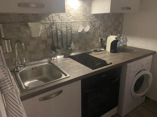 A kitchen or kitchenette at Room27