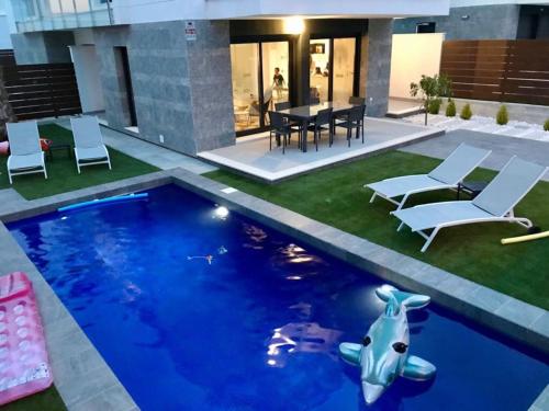een zwembad met een olifant in het midden van een huis bij 3 bedrooms house with private pool enclosed garden and wifi at Vistebella Golf in Vistabella