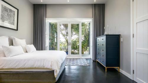 Кровать или кровати в номере Noordhoek Beach Villa - solar back up power