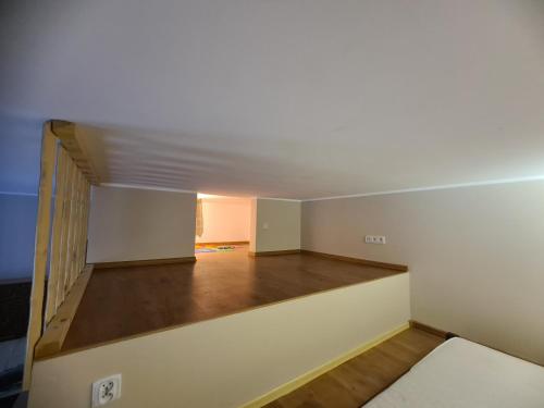 una stanza vuota con una porta nel soffitto di ApartamentyPrzyMorzu Apartament z Antresolą a Kołobrzeg