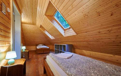 Un pat sau paturi într-o cameră la Tusnad Camping