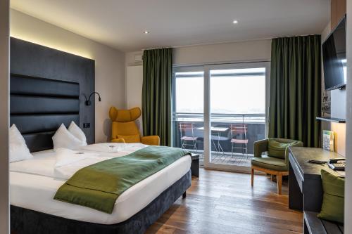 Postel nebo postele na pokoji v ubytování Augsburg Hotel Sonnenhof