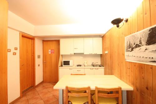 A kitchen or kitchenette at Sole Alto Appartamenti Montana