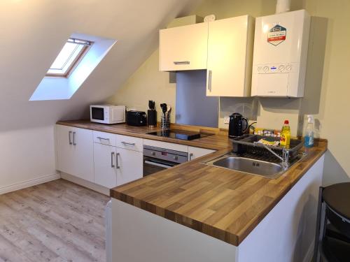 Η κουζίνα ή μικρή κουζίνα στο Yarmouth Apartments, Street Permit Parking, Close To Everything, Beach, Pier, Free WIFI