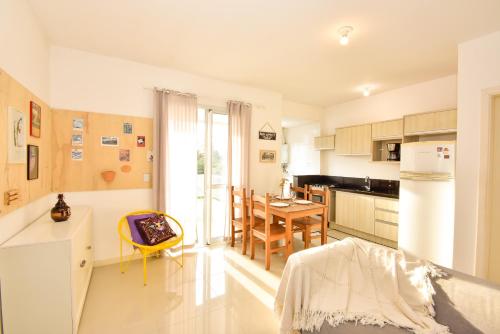 A kitchen or kitchenette at Apartamento aconchegante, condominio com piscina, 5 minutos da Praia de Canasvieiras N869