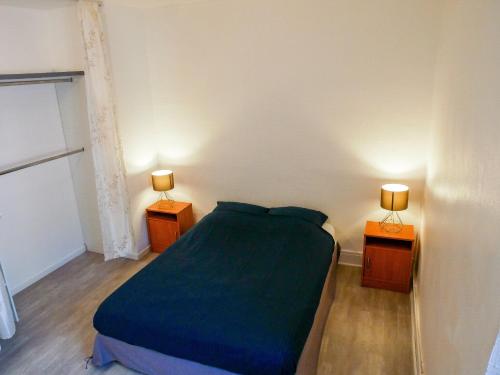 1 dormitorio con 1 cama verde y 2 mesitas de noche en Gîte du Four Banal - gitesdesbalcons-com, en Crémieu