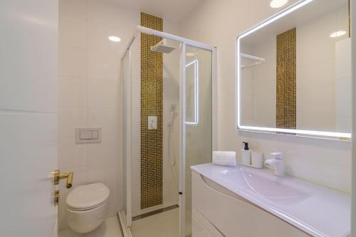 un bagno bianco con un water e un lavandino di Vilamoura Premium Apartment by Homing a Vilamoura