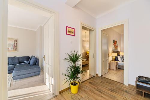 布拉索夫的住宿－Chic&View Brasov Apartment，客厅配有沙发和桌子