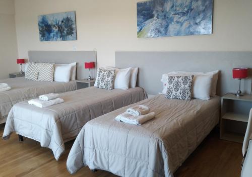 um quarto com duas camas com toalhas em Apart Hotel Quijote by DOT Suites em Ciudad Lujan de Cuyo