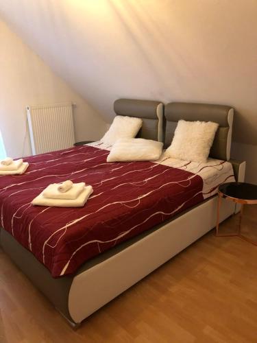 uma cama com duas toalhas em cima em Konnis FerienHaus em Speichersdorf