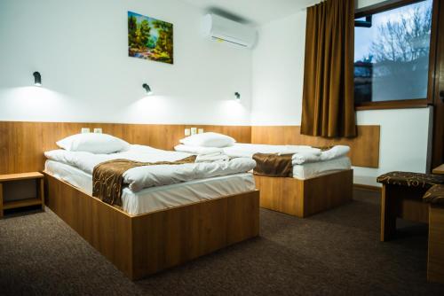 a bedroom with two beds in a room at Семеен Хотел Петров Хан in Poroishte