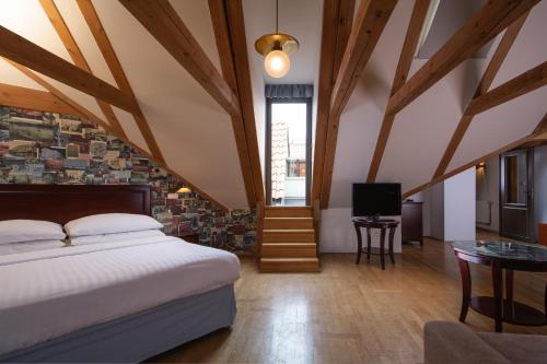 Кровать или кровати в номере Charles Bridge Rooms & Suites by SIVEK HOTELS
