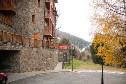 a stone building with a door and a driveway at Naturaleza En Soldeu - Disfruta En Familia De Terraza Con Vistas - Parking Gratis in Canillo