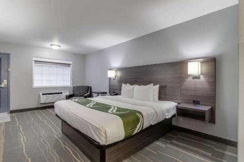 En eller flere senge i et værelse på Quality Inn Kodak Sevierville
