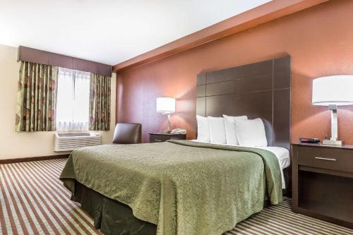 Кровать или кровати в номере Quality Inn Mount Vernon, IL