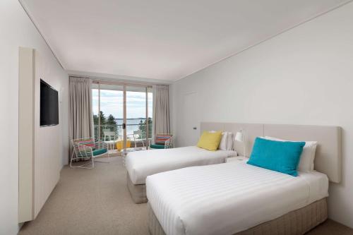 Säng eller sängar i ett rum på Rydges Cronulla Beachside