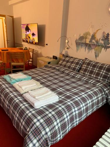 Ein Bett oder Betten in einem Zimmer der Unterkunft Alloggio Belvedere, con accesso diretto sulle piste da sci