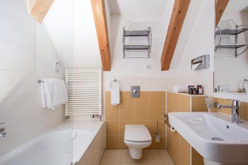 Bathroom sa Charles Bridge Rooms & Suites by SIVEK HOTELS