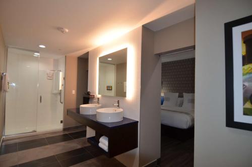 Bathroom sa GLō Best Western Enid OK Downtown - Convention Center Hotel