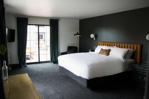 Ένα ή περισσότερα κρεβάτια σε δωμάτιο στο The Inn Hotel, Ascend Hotel Collection