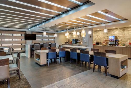 a restaurant with tables and chairs and a bar at Comfort Suites Alpharetta-Roswell - Atlanta Area in Alpharetta