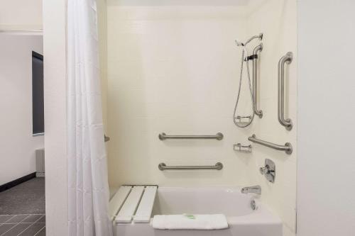 Et badeværelse på Sleep Inn & Suites Webb City